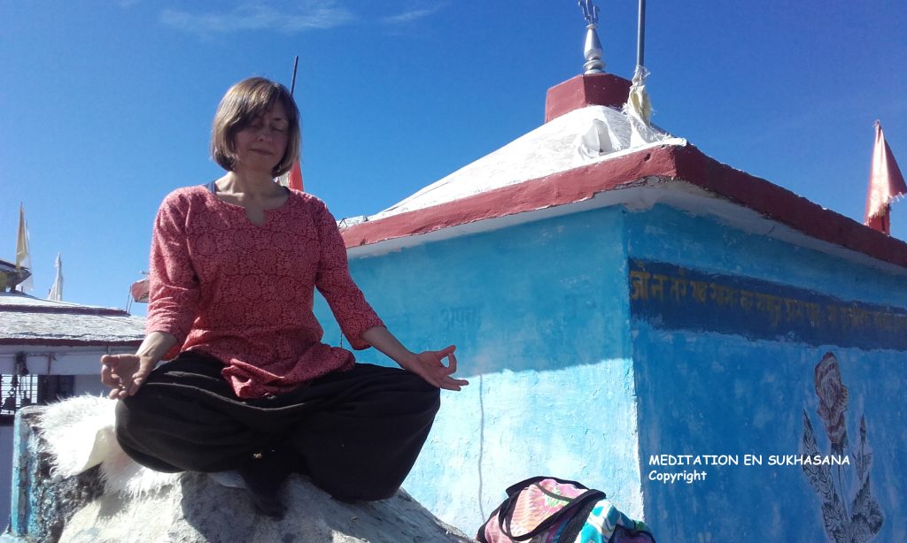 Catherine Douat en méditation Temple Indien de l'Himalaya